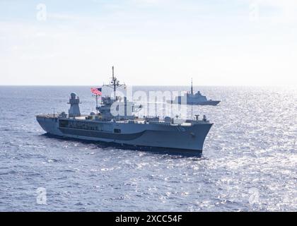 MARE DELLE FILIPPINE (14 giugno 2024) - la 7th Fleet Flagship USS Blue Ridge (LCC 19), a sinistra, conduce un'esercitazione di manovra con la Marina francese Aqui Foto Stock