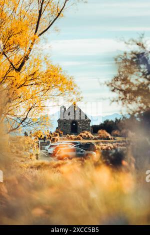 Bella Chiesa del buon Pastore con alberi di foglie gialle in autunno al Lago Tekapo, nuova Zelanda Foto Stock