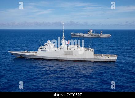 MARE DELLE FILIPPINE (14 giugno 2024) - la 7th Fleet Flagship USS Blue Ridge (LCC 19), a destra, conduce un'esercitazione di manovra con la marina francese Aqu Foto Stock