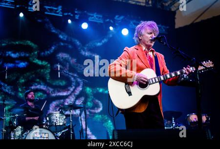 LE SESSIONI DELL'EDEN HANNO AVUTO UN INIZIO GIOIOSO CON CROWDED HOUSE CHE HA SUONATO IL PRIMO SPETTACOLO DEL LORO TOUR GRAVITY STAIRS. Foto Stock