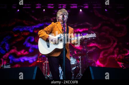 LE SESSIONI DELL'EDEN HANNO AVUTO UN INIZIO GIOIOSO CON CROWDED HOUSE CHE HA SUONATO IL PRIMO SPETTACOLO DEL LORO TOUR GRAVITY STAIRS. Foto Stock