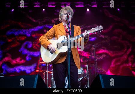 LE SESSIONI DELL'EDEN HANNO AVUTO UN INIZIO GIOIOSO CON CROWDED HOUSE CHE HA SUONATO IL PRIMO SPETTACOLO DEL LORO TOUR GRAVITY STAIRS. Foto Stock