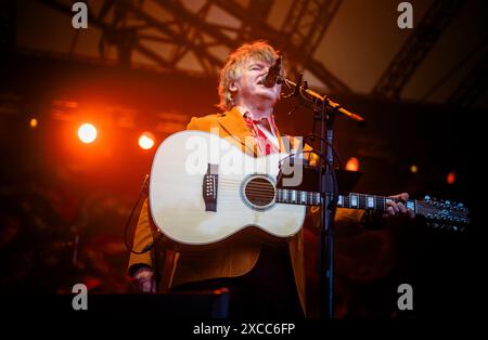 LE SESSIONI DELL'EDEN HANNO AVUTO UN INIZIO GIOIOSO CON CROWDED HOUSE CHE HA SUONATO IL PRIMO SPETTACOLO DEL LORO TOUR GRAVITY STAIRS. Foto Stock