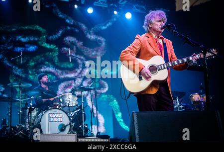 LE SESSIONI DELL'EDEN HANNO AVUTO UN INIZIO GIOIOSO CON CROWDED HOUSE CHE HA SUONATO IL PRIMO SPETTACOLO DEL LORO TOUR GRAVITY STAIRS. Foto Stock