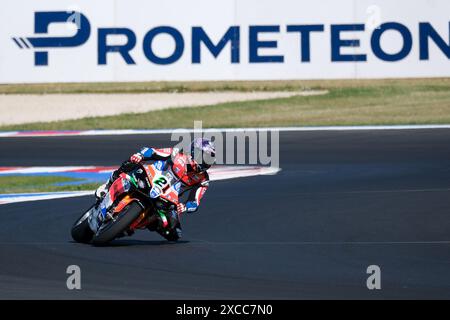 Misano Adriatico, Rimini, Italia. 16 giugno 2024. (21) Michael Ruben Rinaldi, italiano del Team Motocorsa Racing, cavalca Ducati Panigale V4R durante il Campionato del mondo FIM Motul Superbike - prove libere del Round Emilia Romagna sul circuito Marco Simoncelli World Circuit di Misano Adriatico il 16 giugno 2024 a Misano Adriatico, Rimini, Italia. Crediti: Roberto Tommasini/Alamy Live News Foto Stock