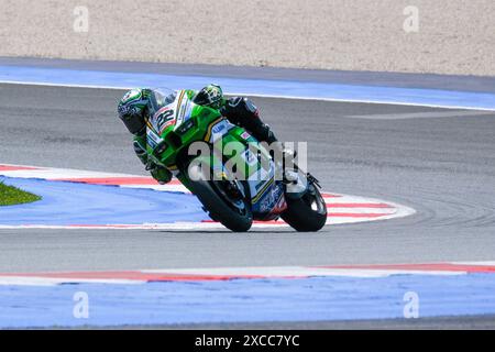 Rimini, Italia. 16 giugno 2024. (22) Alex Lowes dal Regno Unito del Kawasaki Racing Team World SBK, cavalca Kawasaki ZX-10RR durante il FIM Motul Superbike World Championship - Tissot Superpole gara 2 dell'Emilia Romagna Round sul Marco Simoncelli World Circuit di Misano Adriatico il 16 giugno 2024 a Misano Adriatico, Rimini, Italia. Crediti: Roberto Tommasini/Alamy Live News Foto Stock