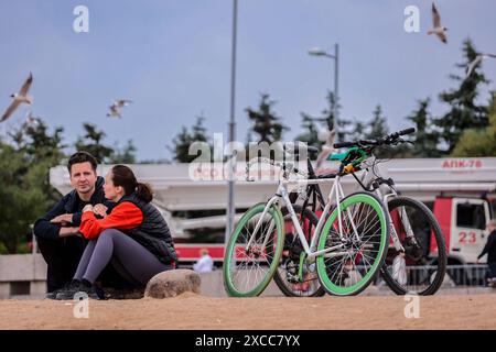 San Pietroburgo, Russia. 14 giugno 2024. Una giovane coppia con le biciclette riposa in spiaggia. Credito: SOPA Images Limited/Alamy Live News Foto Stock