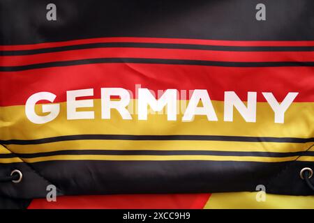 KIEV, UCRAINA - 20 APRILE 2024 disegno bandiera Germania con iscrizione su borsa in tessuto primo piano Foto Stock
