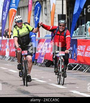 Brighton Regno Unito 16 giugno 2024 - Joy for these Cyclists on Brighton Seafront, che completano il 54 Mile British Heart Foundation London to Brighton Bike Ride Today che attira migliaia di piloti ogni anno: Credit Simon Dack / Alamy Live News Foto Stock
