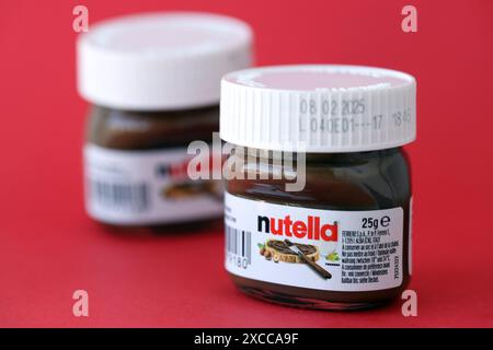 KIEV, UCRAINA - 20 APRILE 2024 Mini Nutella da 25 g su sfondo rosso primo piano Foto Stock