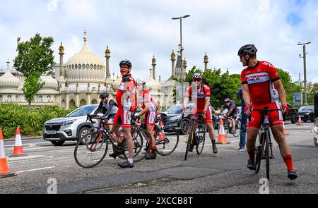 Brighton Regno Unito 16 giugno 2024 - i ciclisti arrivano a Brighton mentre si avvicinano al traguardo dei 54 miglia della British Heart Foundation di Londra a Brighton Bike Ride Today che attira migliaia di ciclisti ogni anno: Credit Simon Dack / Alamy Live News Foto Stock