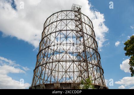 Roma, Italia. 16 aprile 2024. Gazometro aperto, Eni in collaborazione con il fai apre il Gazometro di Roma Ostiense - Roma, Italia - nella foto il sito industriale durante l'iniziativa e le visite guidate - domenica 16 giugno 2024 (foto Valentina Stefanelli/LaPresse) Open gasometer, Eni in collaborazione con il fai apre il gasometro Roma Ostiense - Roma, Italia - nella foto il sito industriale durante l'iniziativa e le visite guidate - domenica 16 giugno 2024 (foto Valentina Stefanelli/LaPresse) crediti: LaPresse/Alamy Live News Foto Stock