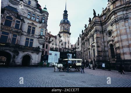 Dresda, Germania. Carrozza trainata da cavalli sulla piazza Foto Stock