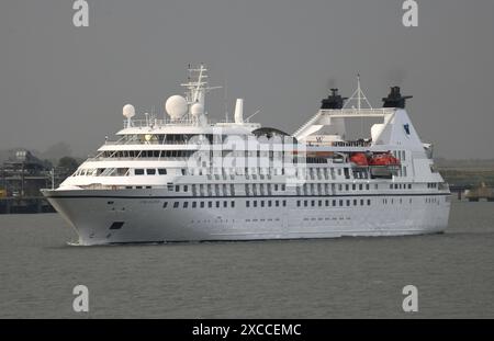 Star Legend naviga sul Tamigi ed esce da una pesante doccia a pioggia sul Tamigi. La nave da crociera da 159,6 m fu completata nel febbraio 1992 e. Foto Stock