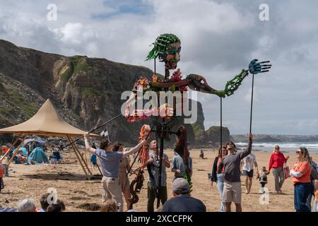 Watergate Bay, Cornovaglia, Regno Unito. 16 giugno 2024. Meteo nel Regno Unito. Una giornata calda e soleggiata per la seconda arte sulla spiaggia nella baia di Watergate, a tema sulla conservazione oceanica. Accreditamento Simon Maycock / Alamy Live News. Foto Stock