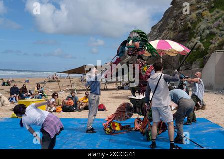 Watergate Bay, Cornovaglia, Regno Unito. 16 giugno 2024. Meteo nel Regno Unito. Una giornata calda e soleggiata per la seconda arte sulla spiaggia nella baia di Watergate, a tema sulla conservazione oceanica. Accreditamento Simon Maycock / Alamy Live News. Foto Stock