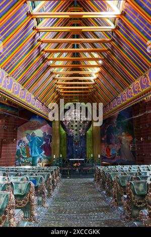 L'interno della chiesa parrocchiale di Thal, conosciuta anche come la chiesa di Ernst Fuchs, è una splendida miscela di design tradizionale e contemporaneo. Il vibrante Foto Stock