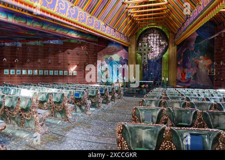 L'interno della chiesa parrocchiale di Thal, conosciuta anche come la chiesa di Ernst Fuchs, è una splendida miscela di design tradizionale e contemporaneo. Il vibrante Foto Stock