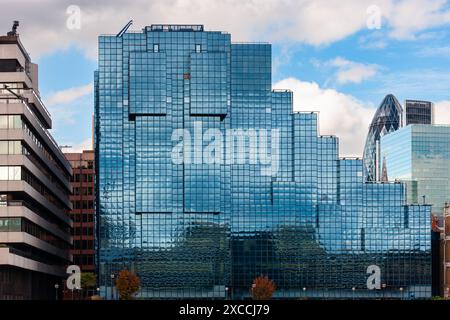 Londra, Regno Unito - 2 luglio 2010: The Northern and Shell Building sulla riva nord del Tamigi. Edificio aziendale editoriale e televisivo. Foto Stock