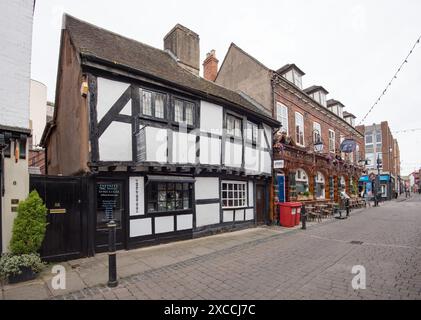 4-6 fra St., Worcester, forse fine XVI secolo, edificio storico di grado 1 incorniciato in legno in una lunga strada con numerosi edifici antichi, alcuni elencati. Foto Stock