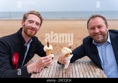 Portobello, Edimburgo, Scozia, Regno Unito. 16 giugno 2024. Ian Murray in visita a Portobello con il candidato laburista per Edinburgh East Chris Murray oggi. Il Segretario della Scozia ombra e copresidente della campagna elettorale generale dei laburisti ha camminato lungo la passeggiata ha visitato i caffè e ha parlato con il pubblico. Il lavoro ha avuto 120.000 conversazioni a due passi da quando sono state convocate le elezioni generali, Ian Murray ha rivelato oggi. . Iain Masterton/Alamy Live News Foto Stock