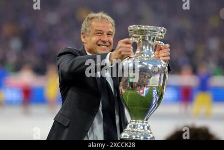MONACO DI BAVIERA, GERMANIA - 14 GIUGNO: Jurgen Klinsmann con il trofeo EURO 2024 prima della partita a gironi di UEFA EURO 2024 tra Germania e Scozia a Monaco di Baviera Foto Stock