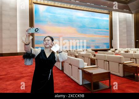 Shanghai, Cina. 16 giugno 2024. Un cittadino scatta selfie alle Grand Hall di Shanghai, Cina orientale, 16 giugno 2024. La prima giornata pubblica di apertura delle Grand Halls è stata inaugurata a Shanghai domenica, attirando molti visitatori. Composto da tre vecchi edifici con un'area di 99.000 metri quadrati, le Grand Halls in precedenza erano il molo del fiume Yangtze con una storia di oltre 100 anni. Crediti: Wang Xiang/Xinhua/Alamy Live News Foto Stock