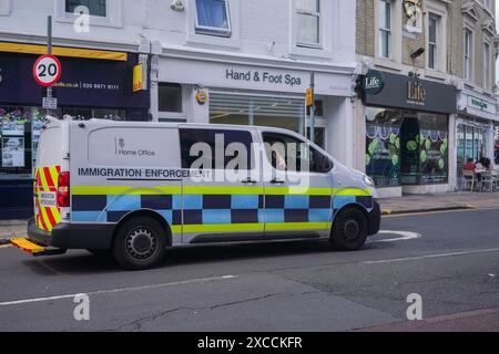 Londra, Regno Unito. 16 giugno 2024. Un furgone per l'ufficio immigrazione a Wimbledon, a sud-ovest di Londra. I funzionari dell'immigrazione si sono lamentati del fatto che i centri di detenzione sono stati riempiti di richiedenti asilo che sono stati trattenuti sotto il regime in fase di stallo del Ruanda e che dovevano essere rimossi alla fine di aprile dopo che Rishi Sunak ha annunciato che il primo volo di deportazione sarebbe decollato all'inizio di luglio. Crediti: Amer Ghazzal/Alamy Live News Foto Stock