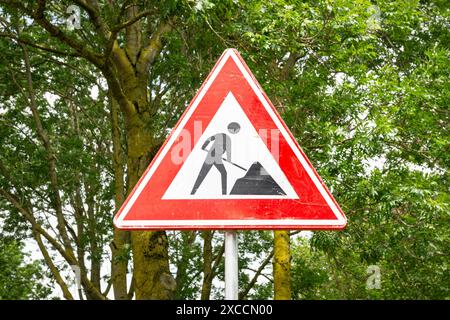 Segnale stradale triangolare per segnalare eventuali lavori stradali Foto Stock