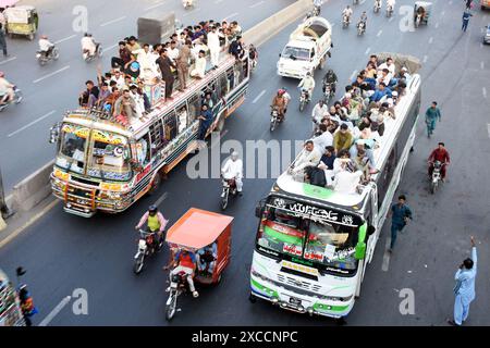 Lahore, Pakistan. 16 giugno 2024. La gente prende autobus di andata e ritorno davanti a Eid al-Adha a Lahore, Pakistan, il 16 giugno 2024. Crediti: Sajjad/Xinhua/Alamy Live News Foto Stock