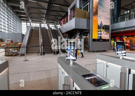 Marignane, Francia. 14 giugno 2024. Vista del cantiere per il nuovo Terminal 1 dell'aeroporto di Marsiglia-Provenza, riprogettato dagli architetti Foster Partners nell'ambito dei Giochi Olimpici di Parigi 2024 e aperto al pubblico il 17 giugno 2024 a Marsiglia, Francia, il 14 giugno 2024. Foto di Laurent Coust/ABACAPRESS. COM credito: Abaca Press/Alamy Live News Foto Stock