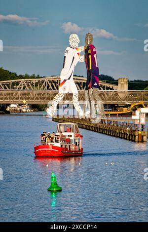 Molecule Man Men mit Trikots der deutschen Nationalmannschaft zur EM 2024, Berlin-Treptow, sculpture, Molecule Men mitFußballtrikots zur EM 2024, Monumentalkunstwerk von Jonathan BOROFSKY in der Spree im Osthafen , Berlin, Deutschland , Heimtrickot Toni Kroos, Torwartrikot Manuel Neuer, Auswärtstrikot Florian Wirtz. *** Molecule uomo uomo con maglie della nazionale tedesca per EM 2024, Berlin Treptow, scultura, Molecule uomo con maglie da calcio per EM 2024, monumentale opera di Jonathan BOROFSKY nella Sprea a Osthafen , Berlino, Germania , maglia di casa Toni Kroos, maglia di portiere Manue Foto Stock