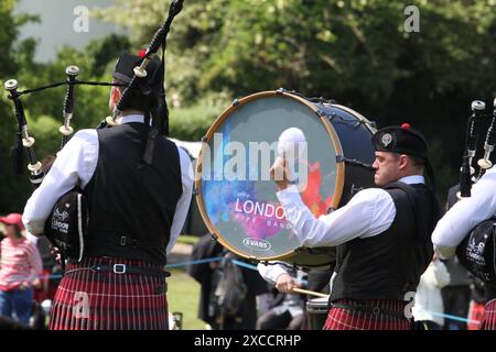 Colchester, Regno Unito. 16 giugno 2024. Tubi e tamburi provenienti da tutto il sud dell'Inghilterra si uniscono nel Lower Castle Park, Colchester. Medley di canzoni scozzesi vengono eseguite insieme a esibizioni di Highland Dancing. Organizzato per la prima volta nel 1994, l'evento prevede un concorso locale per bande di pipe. Credito: Vista orientale/Alamy Live News Foto Stock