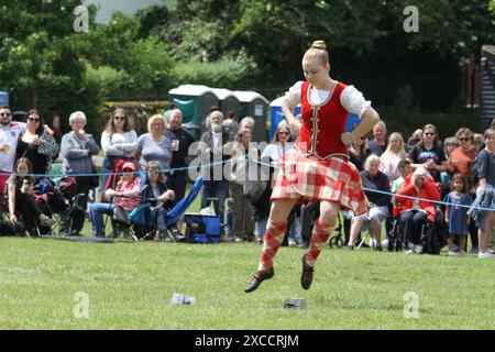 Colchester, Regno Unito. 16 giugno 2024. Tubi e tamburi provenienti da tutto il sud dell'Inghilterra si uniscono nel Lower Castle Park, Colchester. Medley di canzoni scozzesi vengono eseguite insieme a esibizioni di Highland Dancing. Organizzato per la prima volta nel 1994, l'evento prevede un concorso locale per bande di pipe. Credito: Vista orientale/Alamy Live News Foto Stock