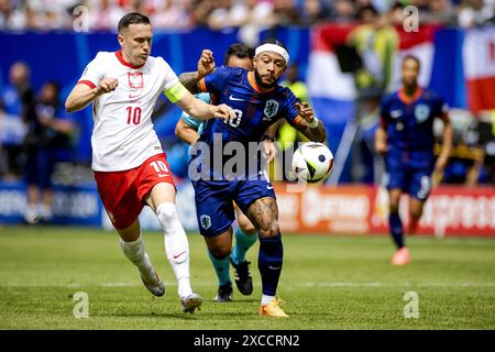 AMBURGO - Memphis Depay dell'Olanda e Piotr Zielinski della Polonia (l-r) durante la partita UEFA EURO 2024 del gruppo D tra Polonia e Paesi Bassi al Volksparkstadion il 16 giugno 2024 ad Amburgo, Germania. ANP KOEN VAN WEEL Foto Stock