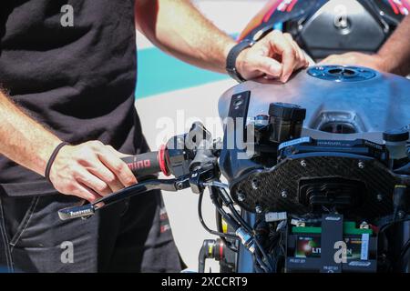 Misano Adriatico, Italia. 16 giugno 2024. Tecnico al lavoro su Ducati Bike durante il Campionato del mondo FIM Motul Superbike - gara 2 dell'Emilia Romagna Round al Marco Simoncelli World Circuit di Misano Adriatico il 16 giugno 2024 a Misano Adriatico, Rimini, Italia. Credito: Agenzia fotografica indipendente/Alamy Live News Foto Stock