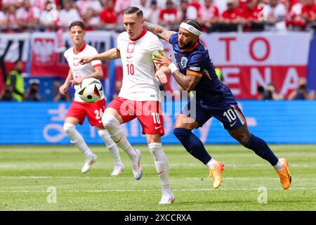 AMBURGO, GERMANIA - 16 GIUGNO: La Polonia Piotr Zielinski combatte per il ballo con i Paesi Bassi Memphis Depay durante il girone D - UEFA EURO 2024 tra Polonia e Paesi Bassi al Volksparkstadion il 16 giugno 2024 ad Amburgo, Germania. (Foto di Peter Lous/BSR Agency) Foto Stock