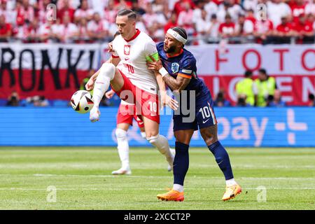 AMBURGO, GERMANIA - 16 GIUGNO: La Polonia Piotr Zielinski combatte per il ballo con i Paesi Bassi Memphis Depay durante il girone D - UEFA EURO 2024 tra Polonia e Paesi Bassi al Volksparkstadion il 16 giugno 2024 ad Amburgo, Germania. (Foto di Peter Lous/BSR Agency) Foto Stock