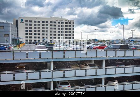 Parcheggio 5, parcheggio multipiano per soggiorni brevi e hotel Sofitel Airport, vicino al Terminal Nord, Aeroporto di Gatwick, Londra, Regno Unito Foto Stock