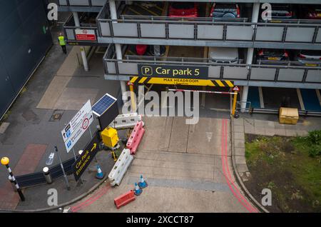 Parcheggio 5, parcheggio multipiano per soggiorni brevi e hotel Sofitel Airport, vicino al Terminal Nord, Aeroporto di Gatwick, Londra, Regno Unito Foto Stock
