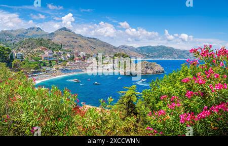 Paesaggio con spiaggia di Mazzarò vicino alla spiaggia di Isola bella, provincia di Messina, Taormina, Sicilia, Italia Foto Stock