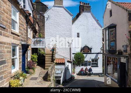 Robin Hood's Bay, un pittoresco vecchio villaggio di pescatori nel North Yorkshire, Inghilterra, Regno Unito, con vista sul Laurel Inn Foto Stock