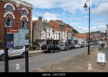 Market Place nel centro di Pickering, North Yorkshire, Inghilterra, Regno Unito, con gente che fa shopping Foto Stock