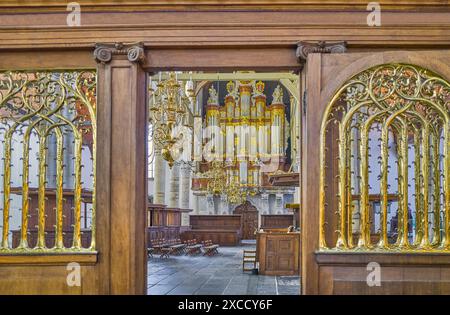 Amsterdam, Olanda - 12 agosto 2023: La navata con l'organo della vecchia Chiesa Foto Stock