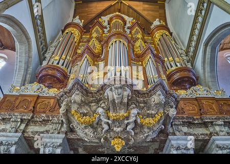 Amsterdam, Olanda - 12 agosto 2023: L'organo completamente decorato della Chiesa Vecchia Foto Stock