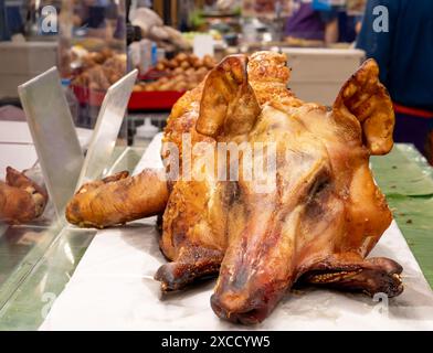 Il suino da latte arrosto intero è in vendita nel supermercato thailandese. Foto Stock