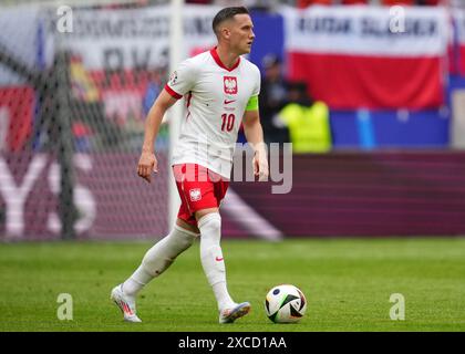 Amburgo, Germania. 16 giugno 2024. Piotr Zielinski polacco durante la partita di UEFA Euro 2024 tra Polonia e Paesi Bassi, gruppo D, data 1, giocata al Volksparkstadion il 16 giugno 2024 ad Amburgo, Germania. (Foto di Bagu Blanco/ PRESSINPHOTO) credito: PRESSINPHOTO SPORTS AGENCY/Alamy Live News Foto Stock