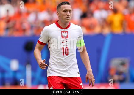 AMBURGO, GERMANIA - 16 GIUGNO: La Polonia Piotr Zielinski guarda durante il girone D - UEFA EURO 2024 tra Polonia e Paesi Bassi al Volksparkstadion il 16 giugno 2024 ad Amburgo, Germania. (Foto di Peter Lous/BSR Agency) Foto Stock