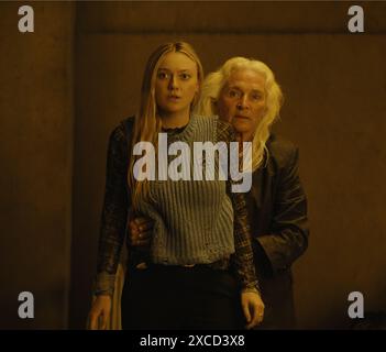 DAKOTA FANNING e OLWEN FOUÉRÉ in THE WATSCHERS - titolo originale: THE WATCHERS -, diretto da ISHANA SHYAMALAN. Crediti: Warner Bros./Blinding Edge Pictures/inimitable Pictures/New Line Cinema/album Foto Stock