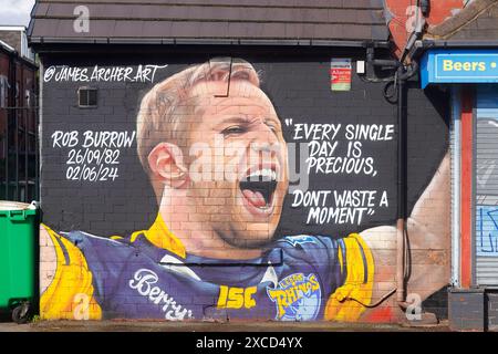 Un murale in Headingley, Leeds per rendere omaggio al giocatore di rugby dei Leeds Rhinos Rob Burrow CBE, dalla sua morte il 2 giugno 2024 Foto Stock